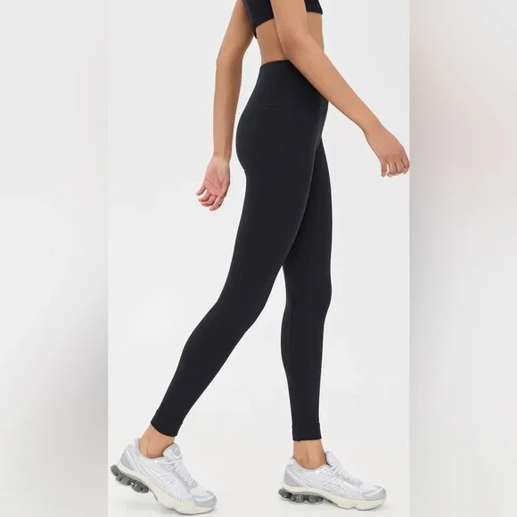 Set Active Sculptflex Leggings in Onyx. Size Medium - Picture 3 of 8
